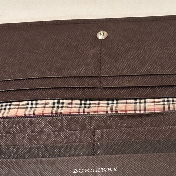 Burberry brown leather bifold wallet with COA, silver logo on outside. - Picture 8 of 9
